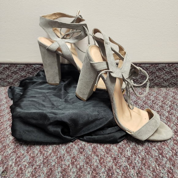 Grey strappy chunky heel - Picture 3 of 6